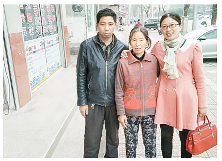 姬小強(qiáng)夫妻陪母親購物.png